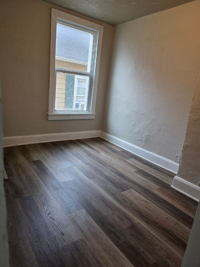 Building Photo - Charming 2-Bedroom, 1-Bathroom Home with views of Downtown Des Moines