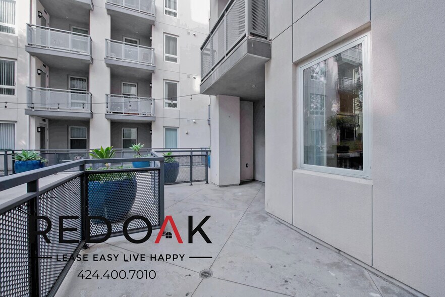 Building Photo - 5837 W Sunset Blvd