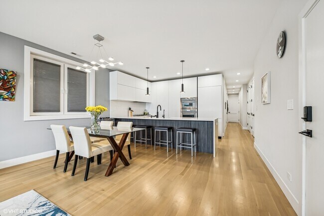 Building Photo - 2149 W Belmont Ave