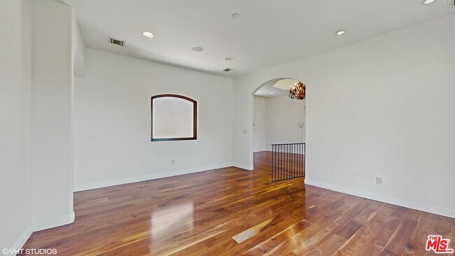 Building Photo - 3311 Deronda Dr