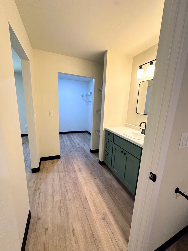 Building Photo - 1201-1203 Atrium Ct