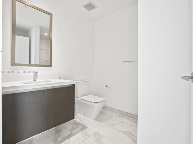 Building Photo - 851 NE 1st Ave