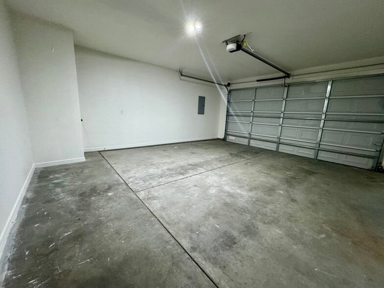 Building Photo - 704 Hornady St