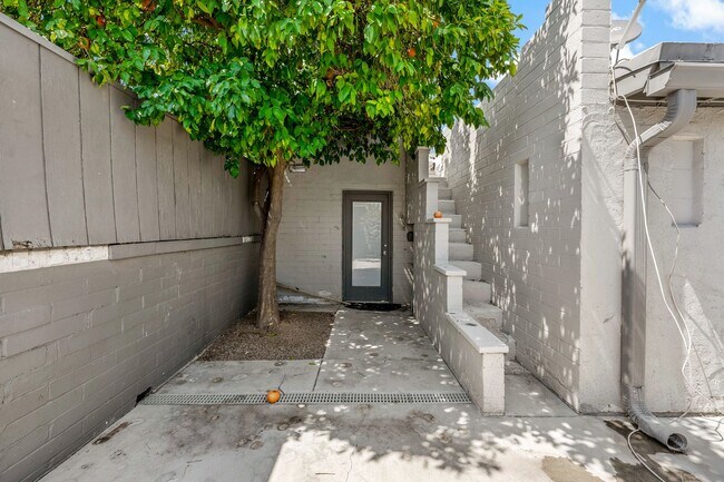 Building Photo - Luxury housing ,Close to U of A! Newly Renovated