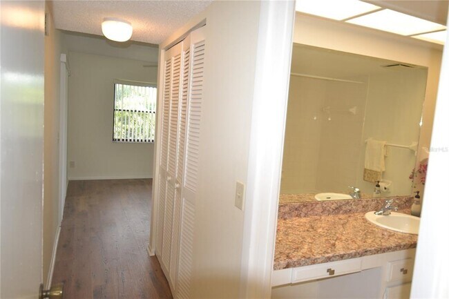 Building Photo - 226 Woodlake Wynde