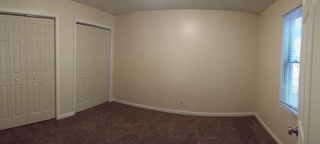 Building Photo - 1 Bedroom Downtown Court Yard Level Apartment