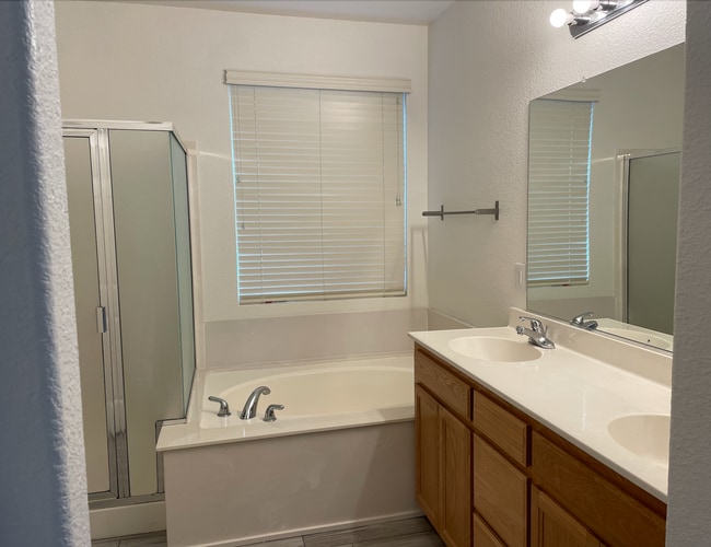 main suite bathroom - 10301 Nations Cir