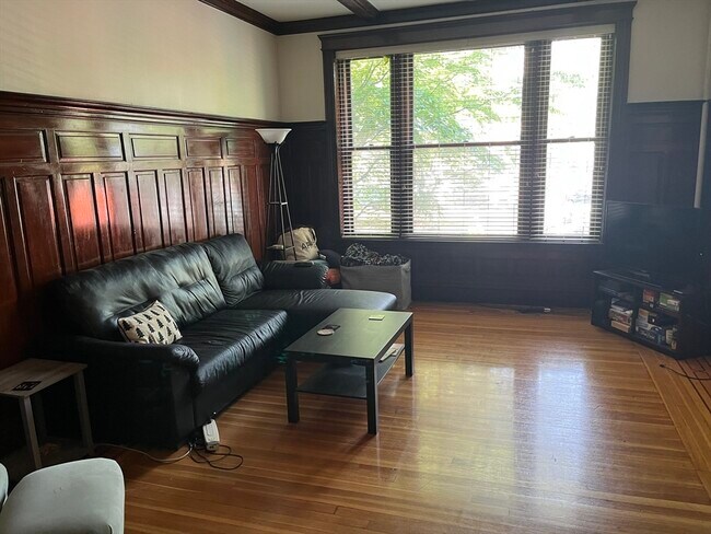 Building Photo - 1033 Beacon St
