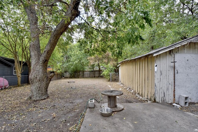 Building Photo - Hyde Park Hideaway! 3/2 with washer/dryer,...