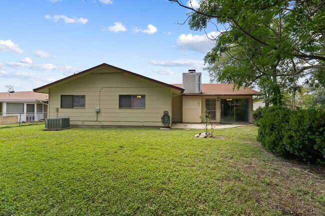 Building Photo - 3 Bedroom/2 Bath Camelot II Subdivision