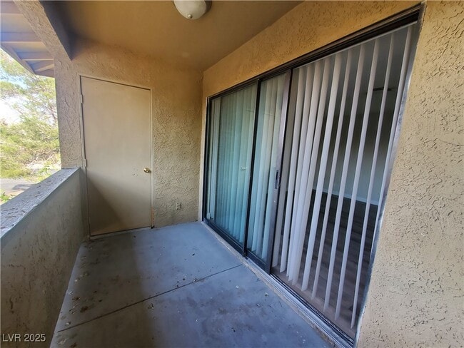 Building Photo - 4571 Carriage Park Dr