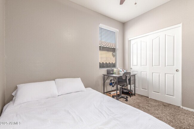 Building Photo - 12910 W Glenrosa Dr