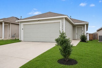 Building Photo - 3 Bed in The Silos | No Carpet + Appliances Included + Community Amenities!