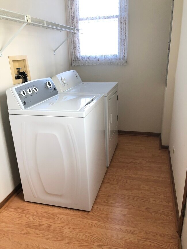 Building Photo - 116 W Center St