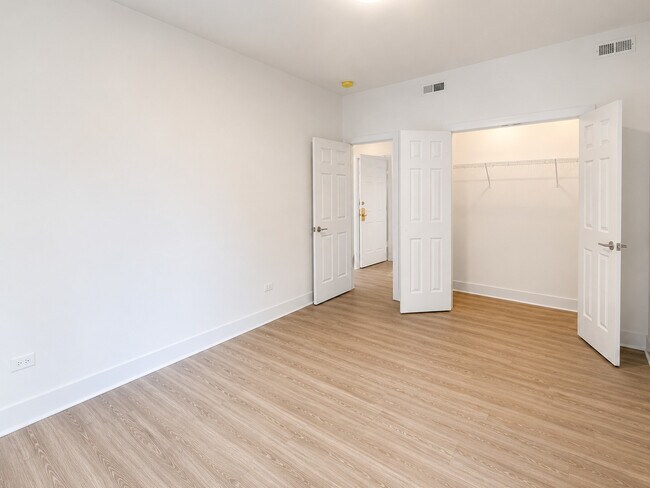 Building Photo - 1053 W Columbia Ave