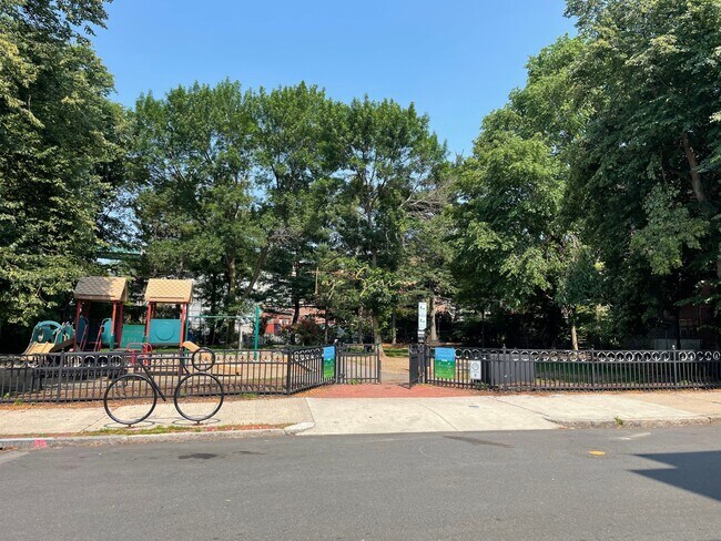 Building Photo - 26 Pembroke St