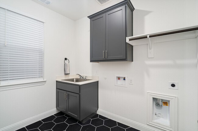 Building Photo - 2600 Chester Dr