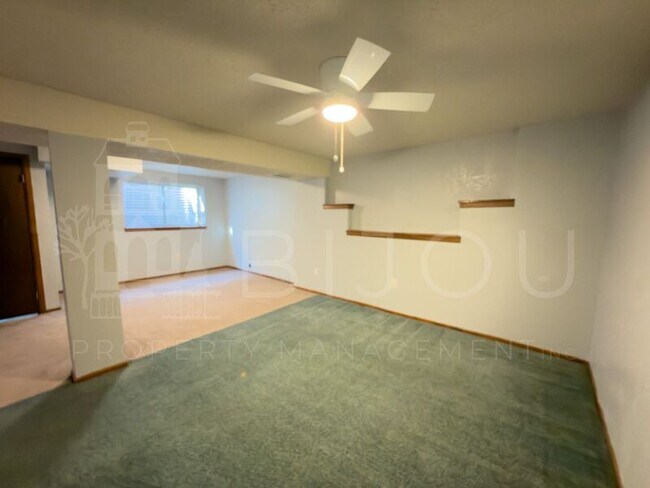 Building Photo - 2560 Clarendon Dr