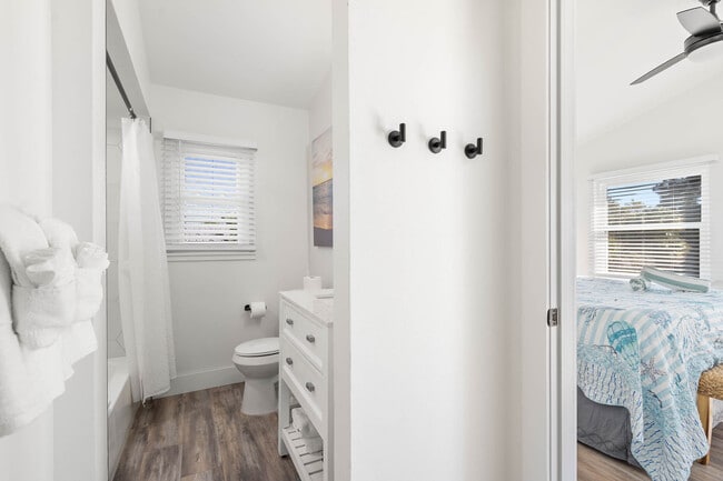 Building Photo - 113 4th Ave