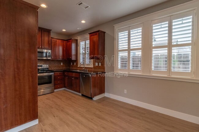 Building Photo - 2550 Plymouth Oaks Ct