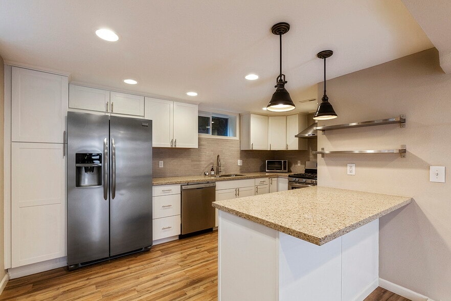 Building Photo - 3384 SE Gladstone St