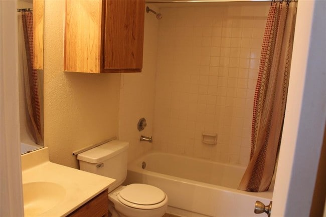 Building Photo - 16111 Aspenglen Dr