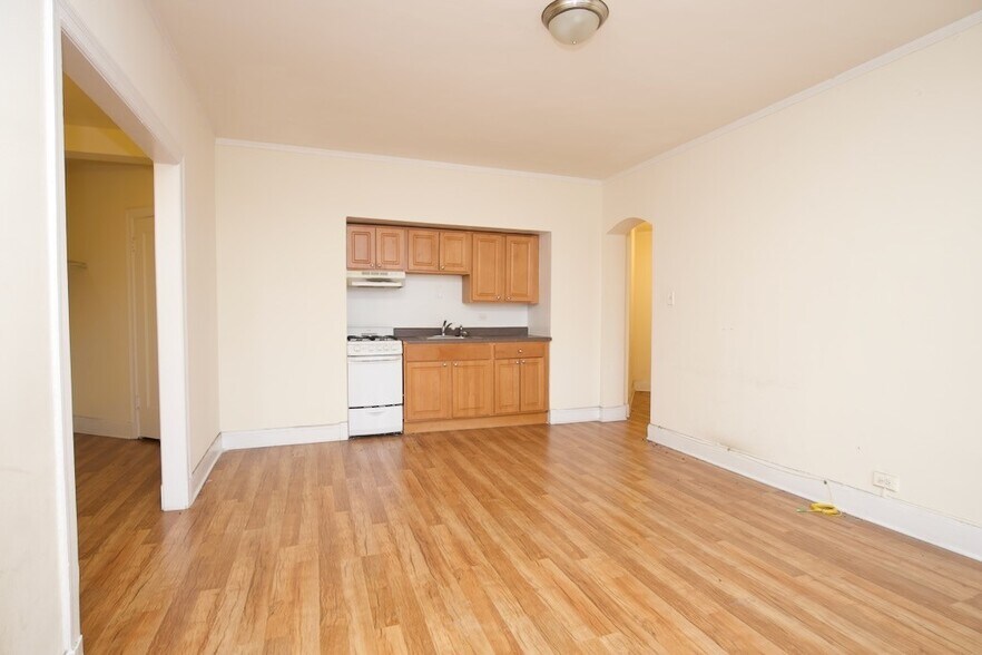 Building Photo - 3335 W Diversey Ave