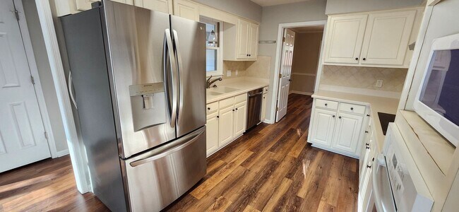 Building Photo - 4 bedroom home in North Columbus