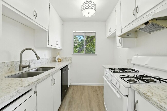 Building Photo - Gorgeous 2 Bed Condo in Foothill Farms