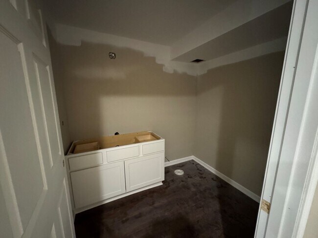 Building Photo - Modern 3 Bed 1.5 Bath Coming Soon!