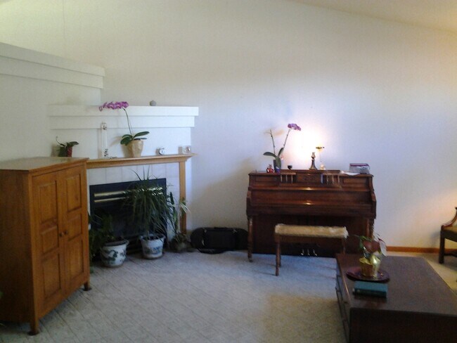 Building Photo - Wonderful Home Centrally Located