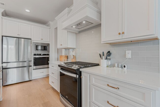 Building Photo - 3041 Shandor St