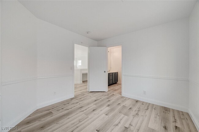 Building Photo - 9893 Canyon Peak Dr