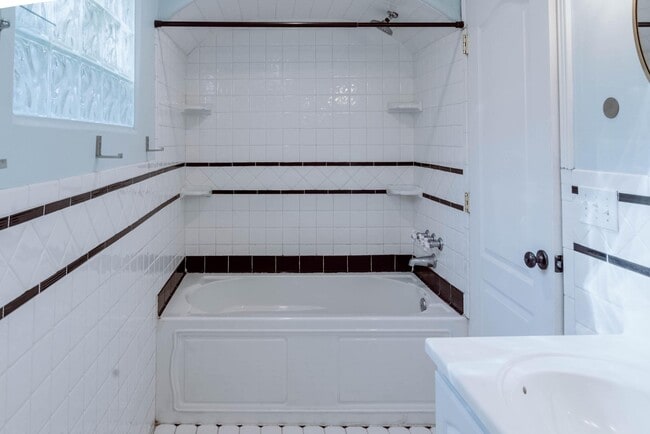 Building Photo - 620 W Willamette Ave