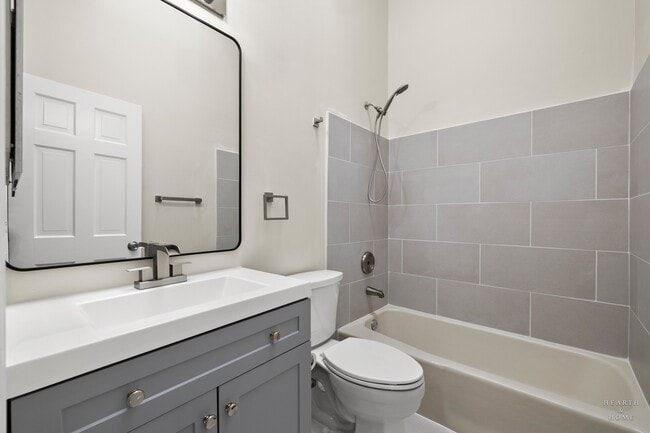 Building Photo - 615 W Parkside Dr