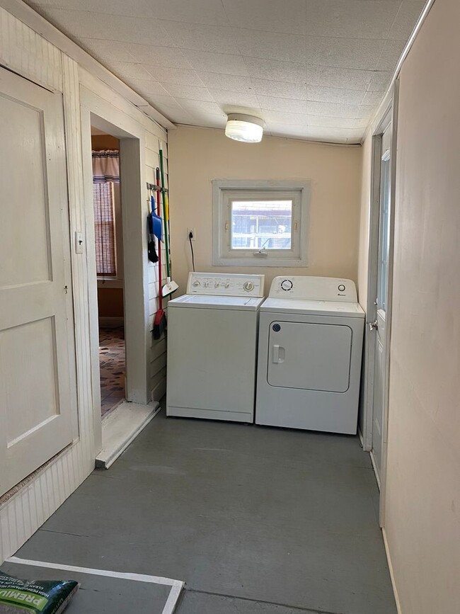 Building Photo - 3 Bedroom, 3.5 Bathroom In Downtown Perryv...