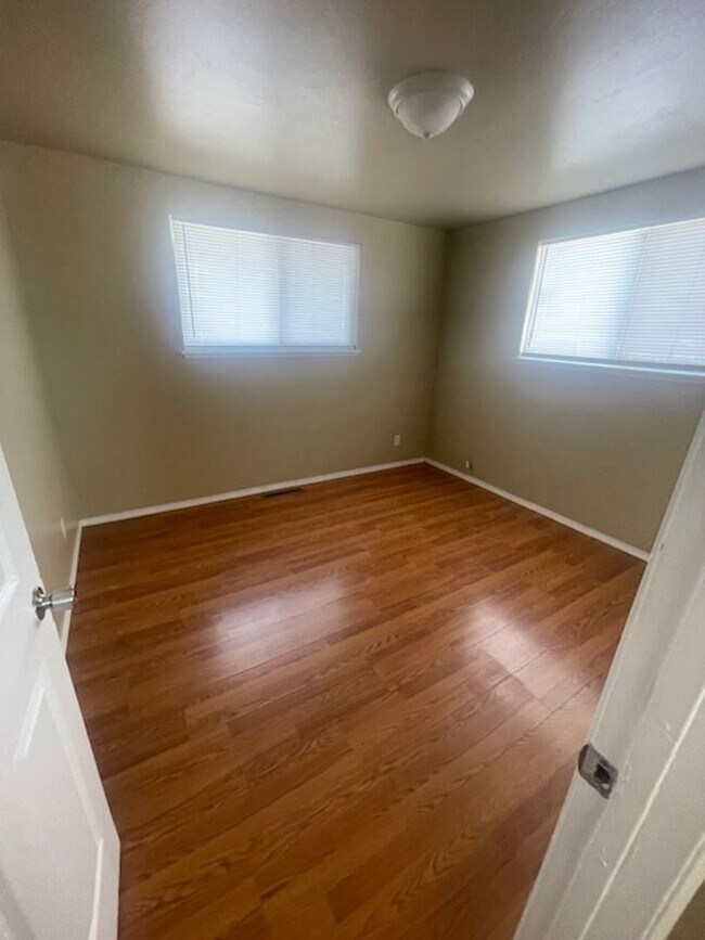 Building Photo - Newly Renovated - Spacious 5bed/2bath!