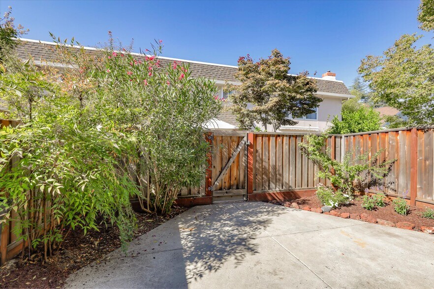 Building Photo - 66 Miramonte Dr