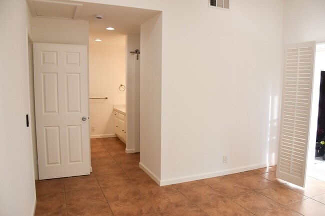 Building Photo - 3340 E Collins Ave