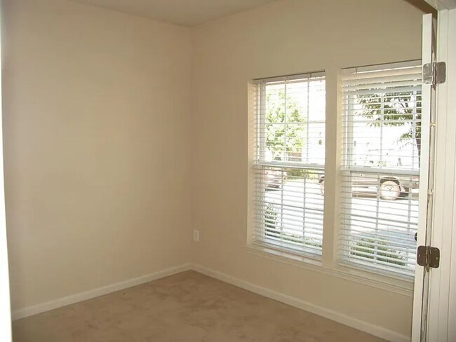 Building Photo - Beautiful townhome - 4BR, 2.5 Ba in a grea...
