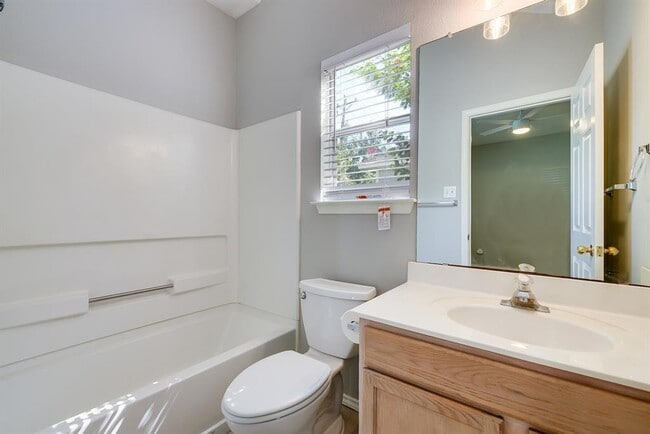 Building Photo - 1504 E 19th St