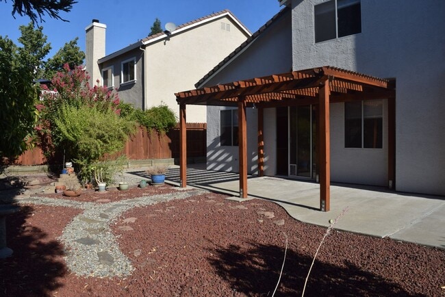 Building Photo - 1608 Poppy Cir