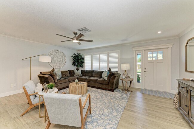Building Photo - Furnished/Unfurnished ** Annual Rental ** Available 5/1/26 ** 4 Bed/2 Bath Single Family Home ** ...
