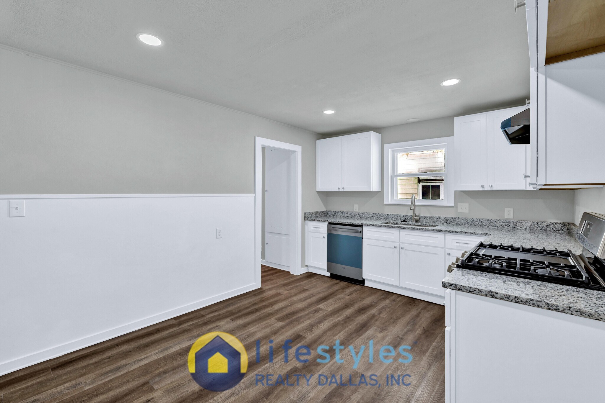 Building Photo - 907 NW Main St