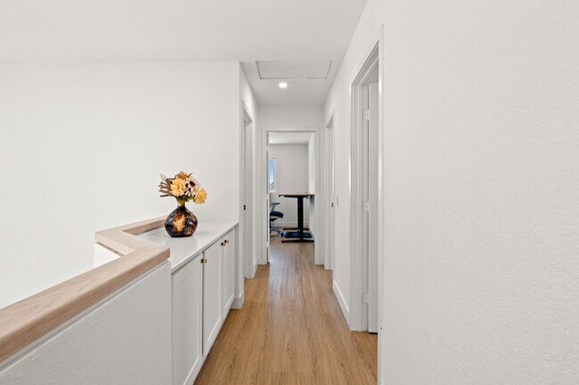 Building Photo - Luxe Spacious Home Near Parks Fully Equipped