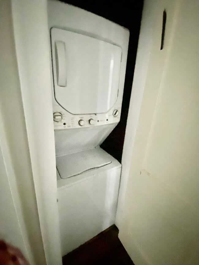 Building Photo - Charming 2-Bedroom Duplex for Lease – South Highlands