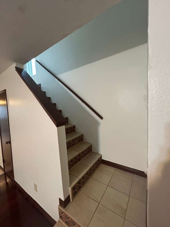 Downstairs Landing1 - 1328 9th St