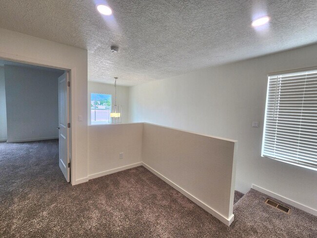 Building Photo - 4323 Cir Dr NE