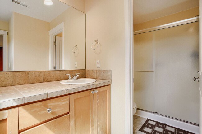Building Photo - 4BR/2.5BA Home with Main-Level Bedroom/Office — Central A/C & Fenced Yard | Orenco Gardens, Hills...