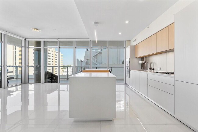 Building Photo - 3737 Collins Ave